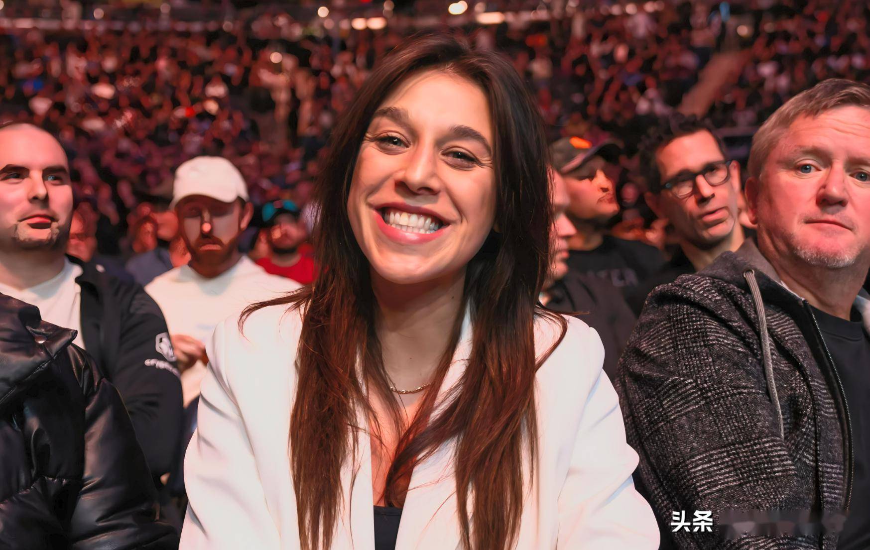 原创张伟丽成功征服乔安娜乔安娜采访谈及张伟丽口中都是溢美之词