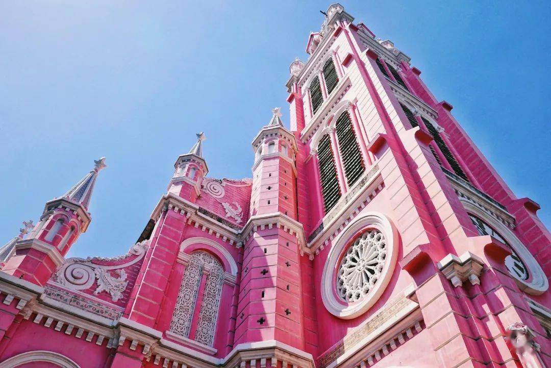 外漆上"吸睛十足"的粉红色后,整间教堂变得可爱又活泼,如梦幻城堡一般