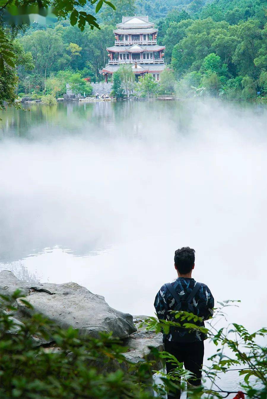 带人带景色的图片图片