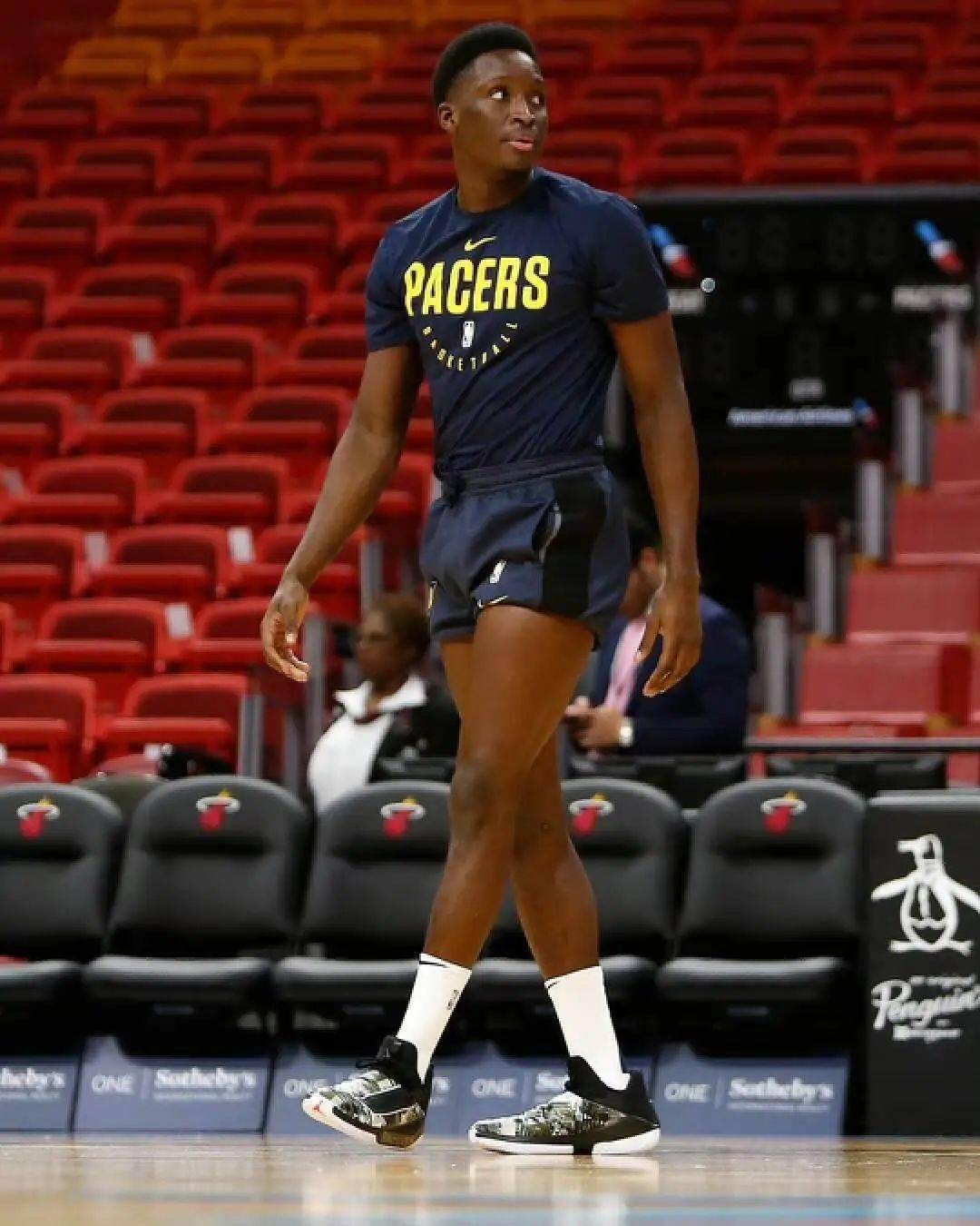 中底配置为全掌phylon泡棉 前掌zoom气垫,提供均衡稳定的场地感体验.