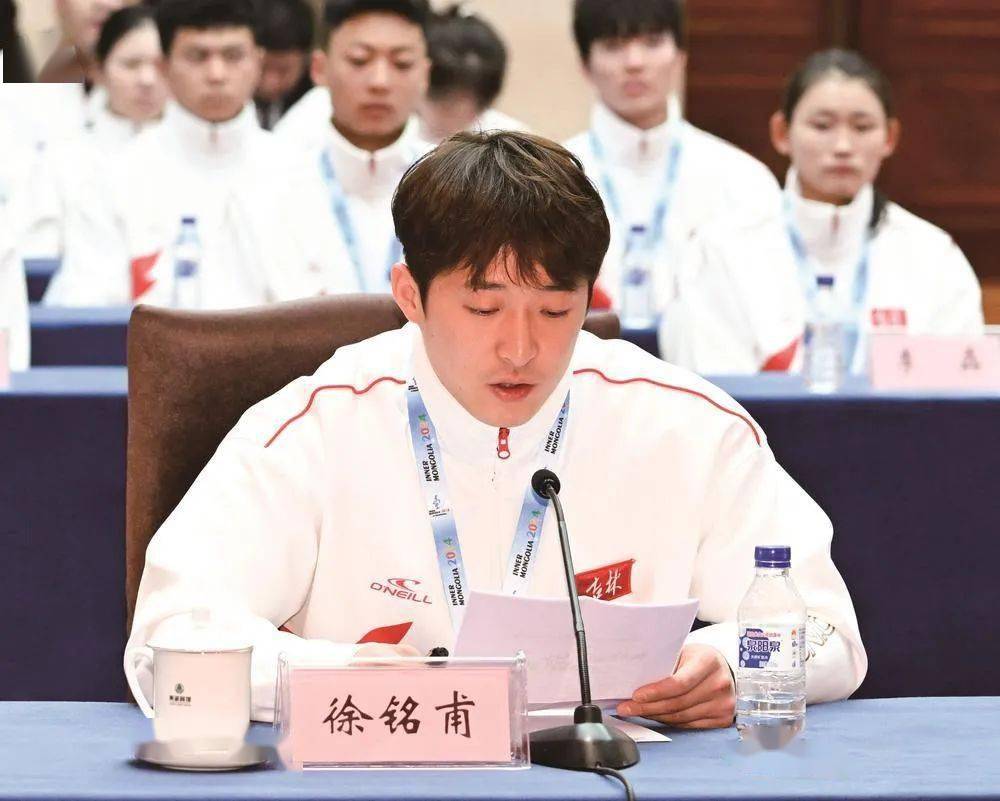 冬运会前,我在一场比赛中受伤,右脚脚踝韧带撕裂.