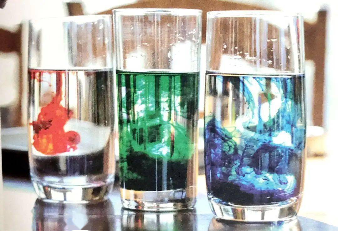 滴红色颜料,向第二个水杯中加入蓝色颜料,向第三个水杯中加入绿色颜料