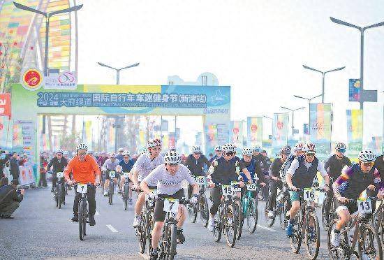 全球5000多名自行车迷绿道驰骋_运动_成都_赛事