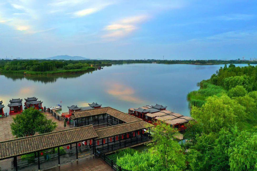 一碧万顷,秀色天成,是徐州的后花园和"绿肺",更是国家4a级旅游景区