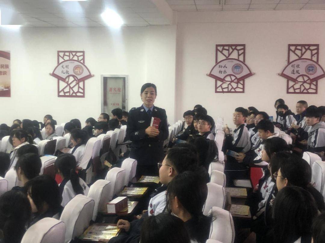 3月12日,乌兰察布市集宁区公安分局禁毒大队走进集宁师范附属实验中学