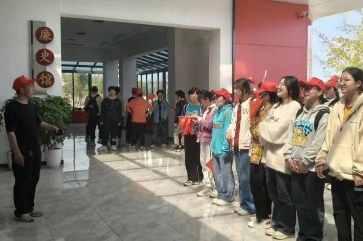 武胜中学开展主题团日暨红色研学实践活动