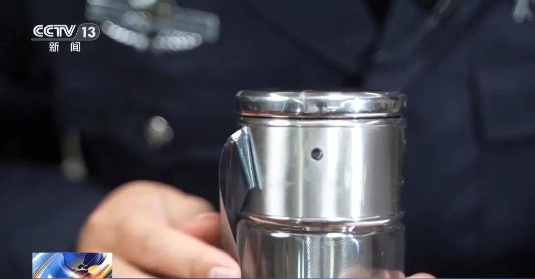 水杯杯盖处藏有针孔摄像头,偷拍后由手机软件接收试卷题目,枪手在外面