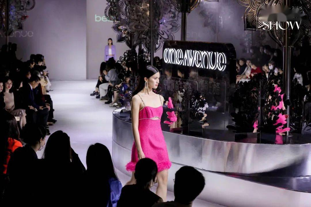 女装bebe现在向我们走来的是bebe展现女性无拘无束的无畏美经典与前卫