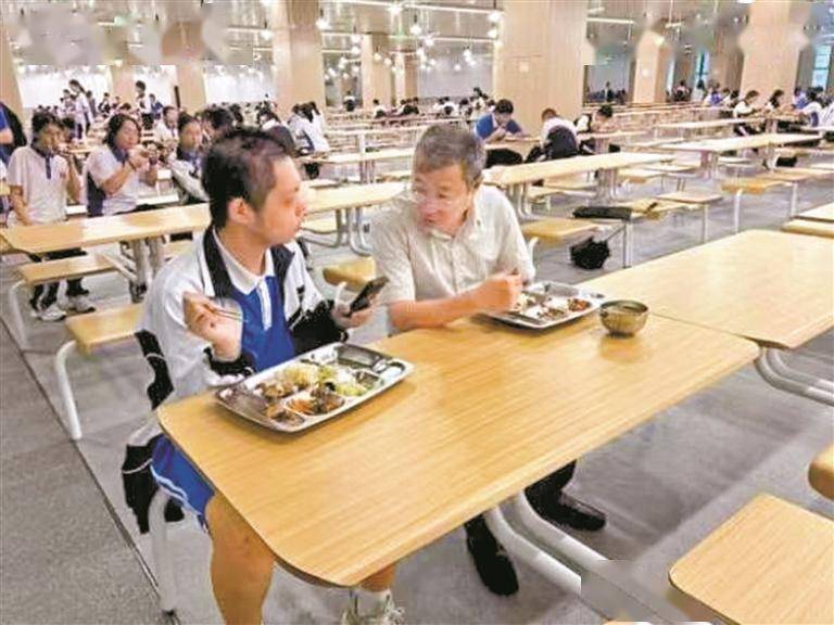 致理中学党支部书记冯大学和赵家和在食堂交流.