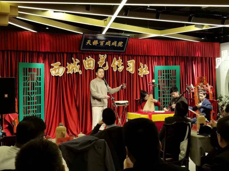 类似梅花大鼓这样的需要口传心授的曲艺艺术,更多的需要在舞台上交流