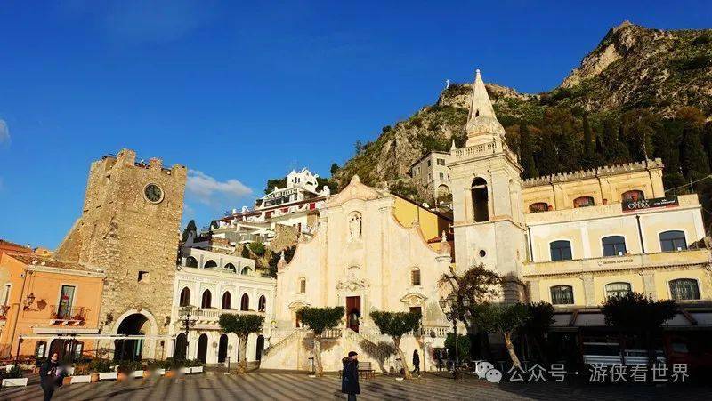 意大利西西里面朝大海毗邻火山的陶尔米纳