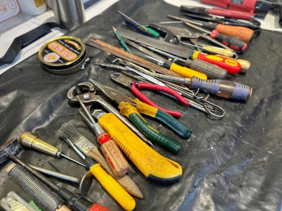 程占新这位老鞋匠,今年已经67岁了,整个人精神奕奕,忙活起来手脚利落