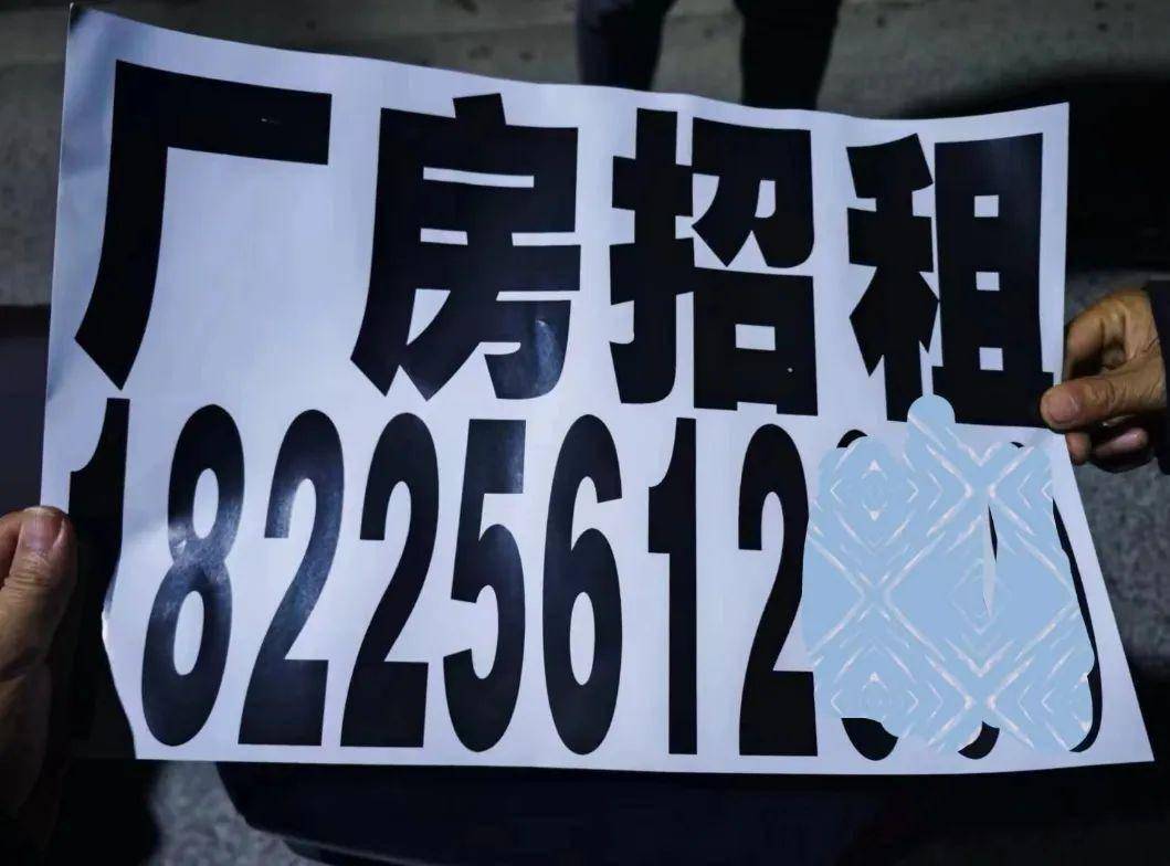 全面覆盖不留死角新浜城管开展乱张贴小广告整治行动