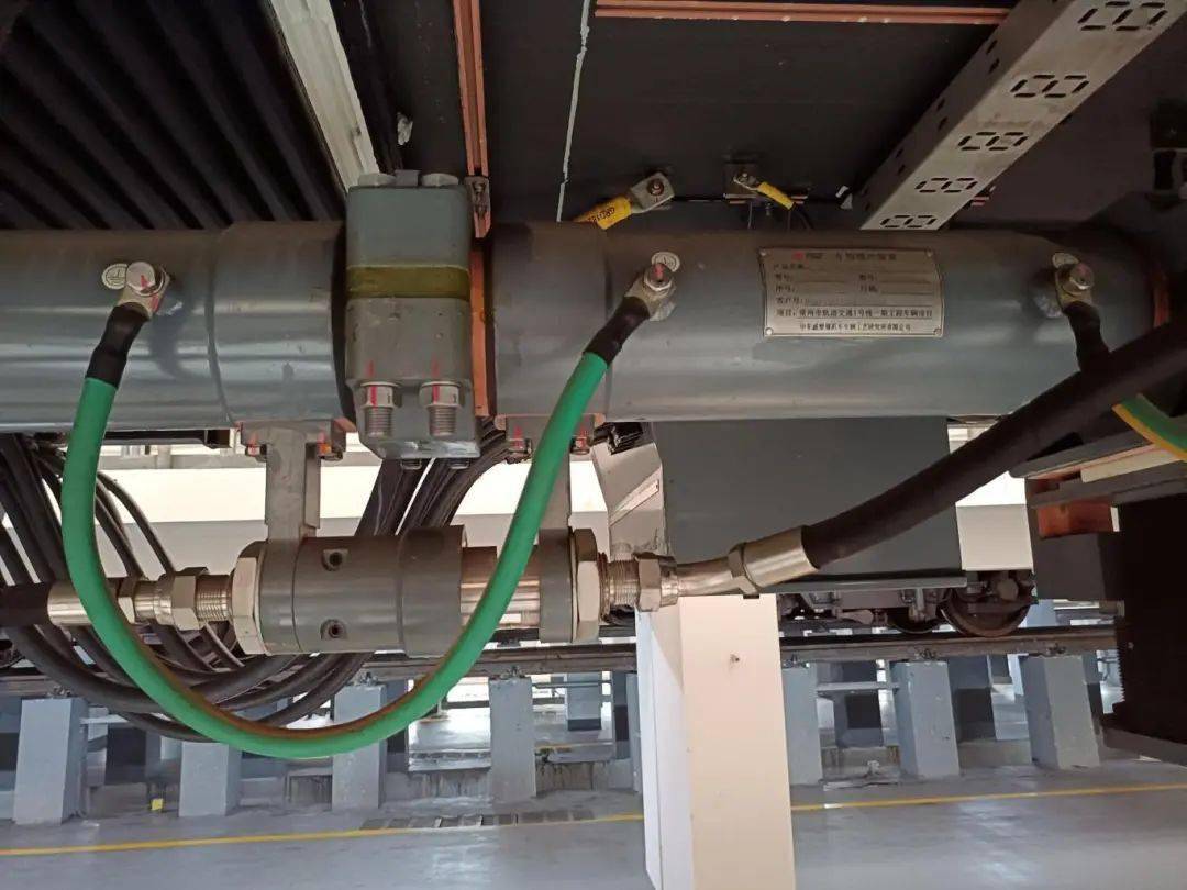 地铁采用b型车,全车6节编组,使用全自动车钩,半自动车钩,半永久牵引杆