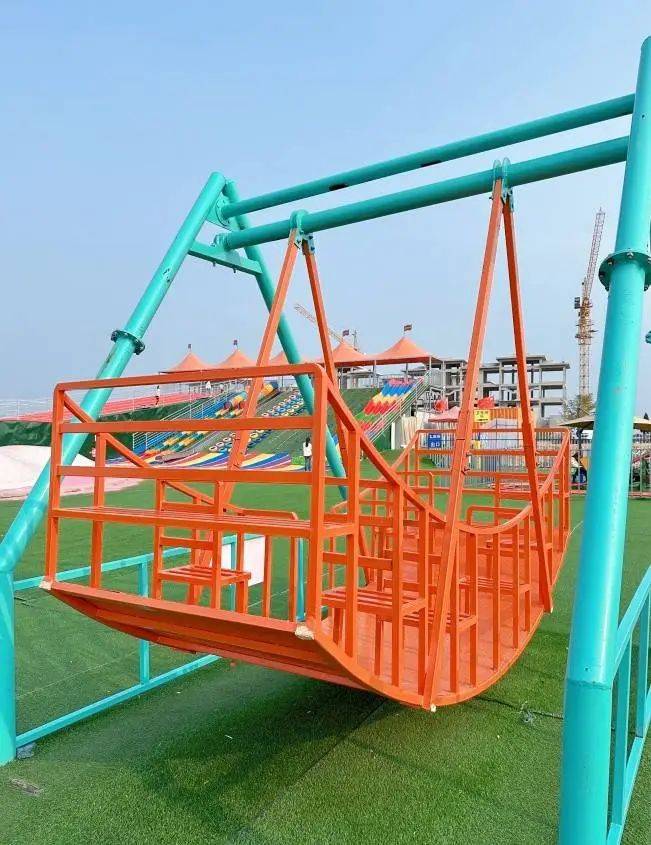 彩虹色的滑梯在阳光的照耀下,让人就很想上去体验,坐上轮胎从超长的