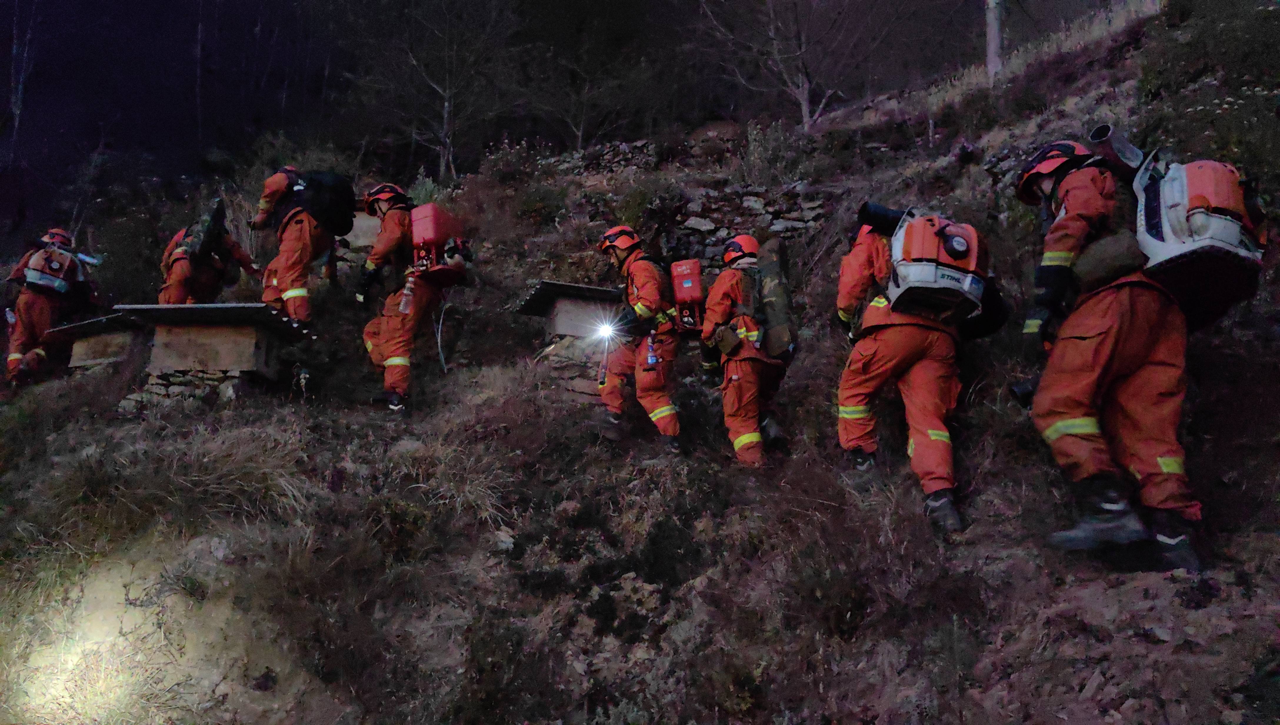 云南大理突发山火超200人赶赴现场救援