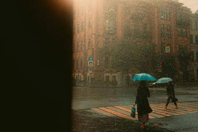 雨中撑伞图图片