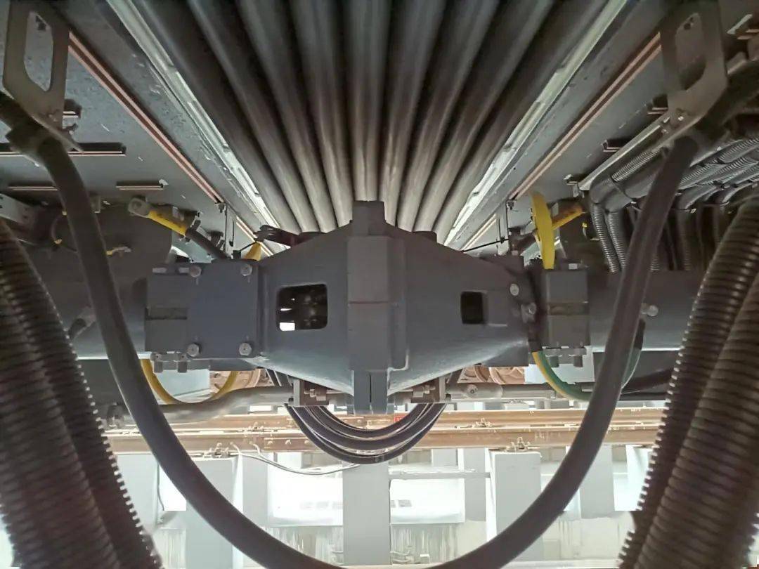 地铁采用b型车,全车6节编组,使用全自动车钩,半自动车钩,半永久牵引杆