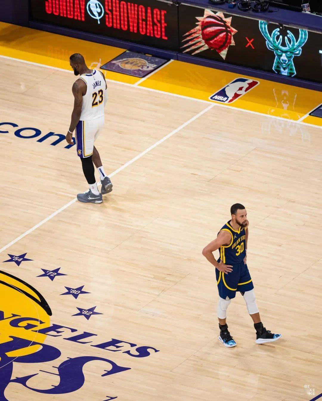 今天詹姆斯开启了冲浪模式,他先是给身体做做理疗,随后带着妻子去坐