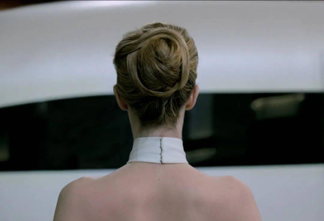 游客的ai女接待员↑)最令人兴奋的是,这些仿真人所有功能跟真人一样