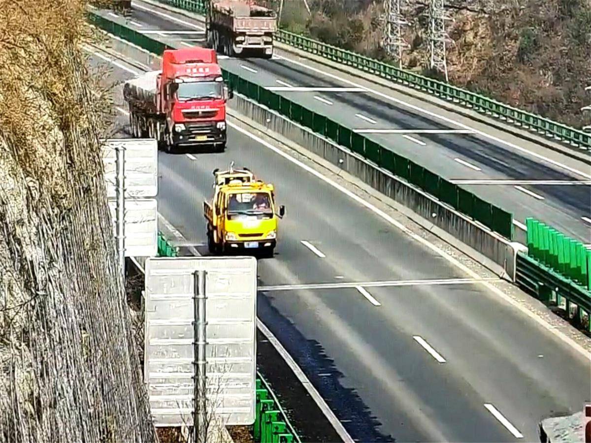 保康一辆养护施工作业车高速路上倒车,驾驶证记12分,罚款200元!