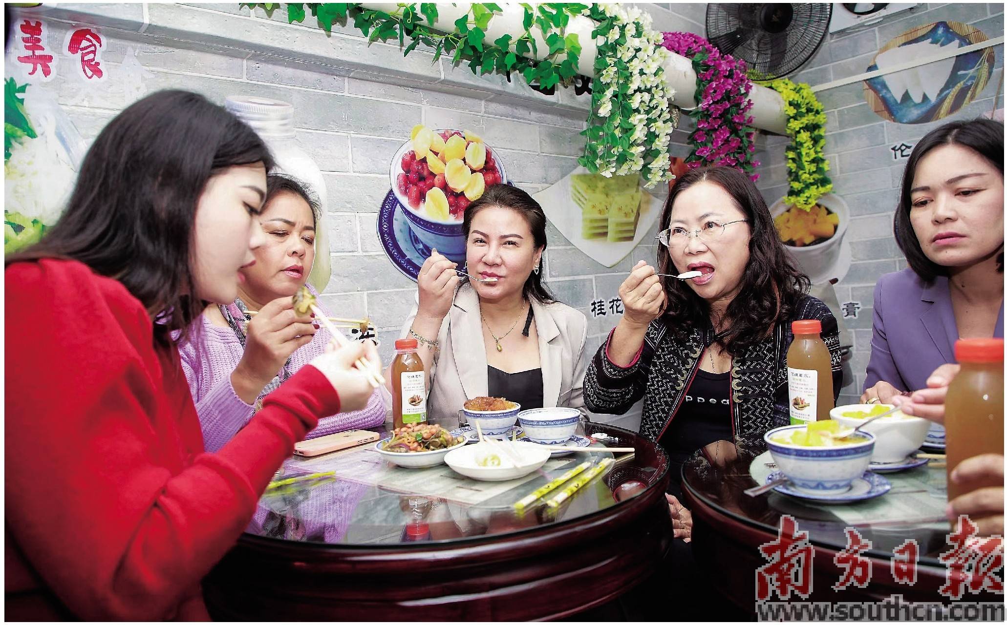 触摸屏上的世界地图逐渐显现,全球56个"世界美食之都"的光点