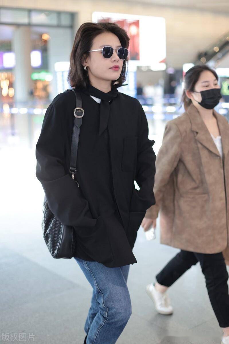 马思纯上海虹桥机场出发热情为粉丝签名