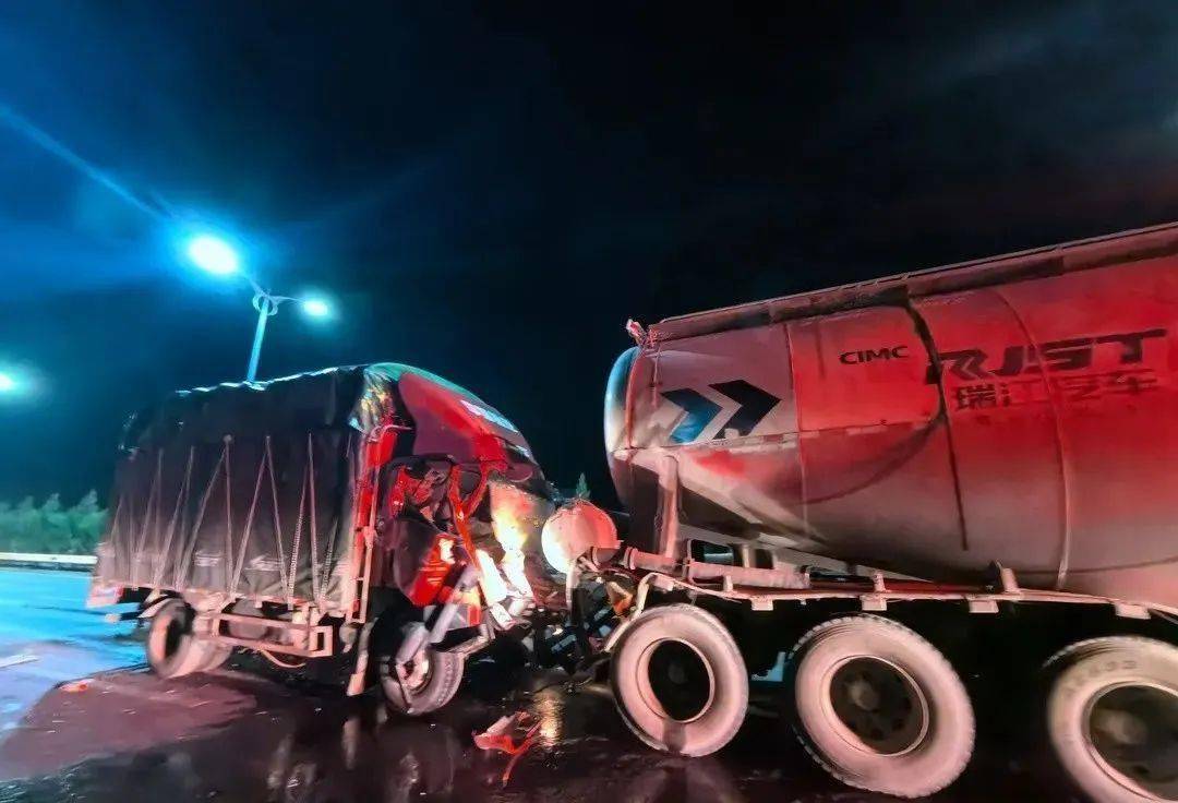 货车追尾油罐车车门变形导致驾驶员被困鹤庆消防紧急救援