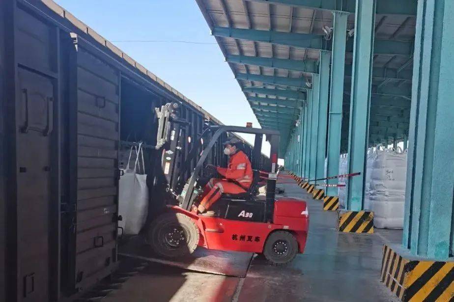 罗中营业部位于新疆维吾尔自治区巴音郭楞蒙古自治州若羌县境内,站内