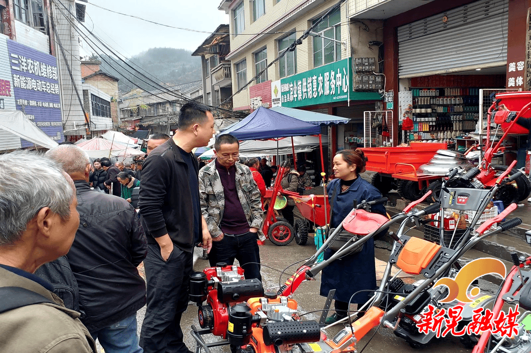 集中整治交通问题顽瘴痼疾丨凉伞镇筑牢集市安全墙红袖章在行动