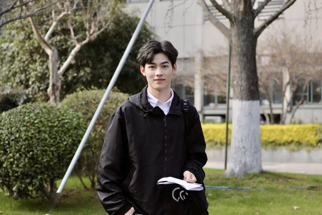 浇灌,奋斗不负春光沐浴暖阳,坚定自信入场考试期间,校党委书记韦国潭