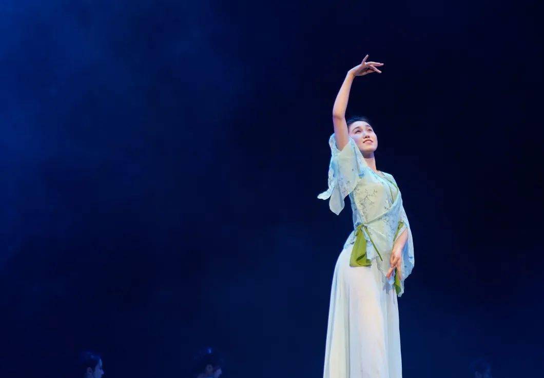 青春榜样王馨怡舞动青春筑梦星野