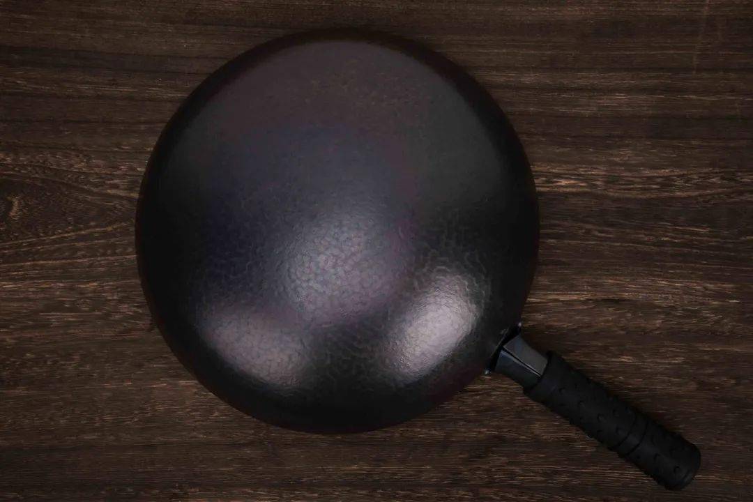 简单的说是锅和把手是一体,不是那种带铆钉和焊接以及木把的,千万别买