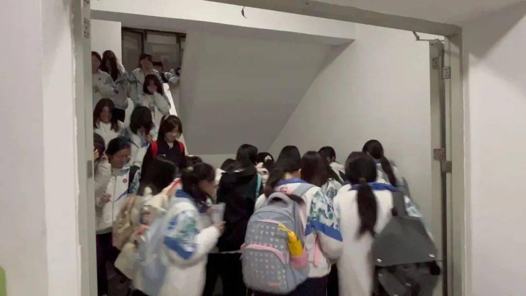 以演筑防以练提能下蓬中学举行内宿生夜间应急疏散演练