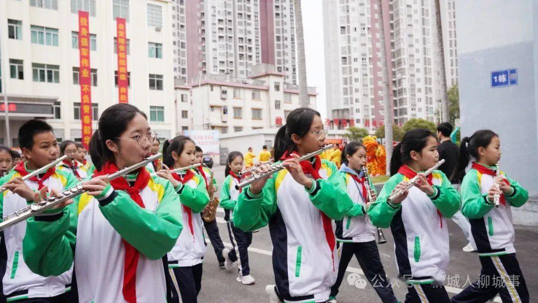 图(左一)为周邓伊晗在队伍最前方的是来自柳城县文昌小学教育集湍的