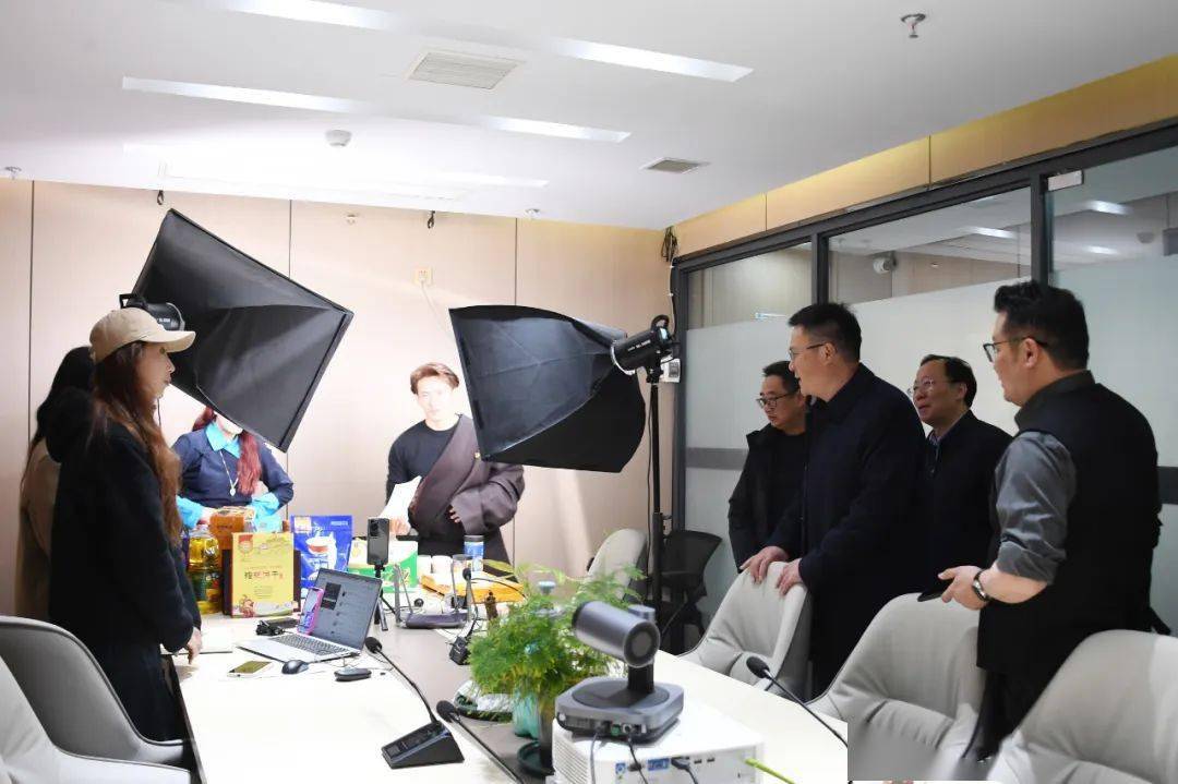 龚会才在市文旅集团调研