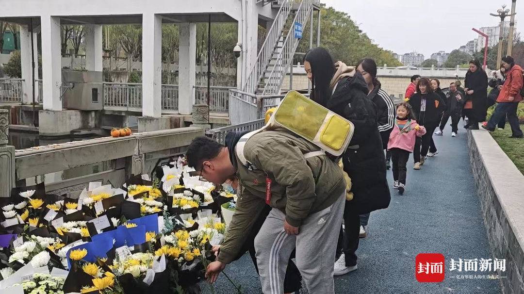 "哥哥很勇敢,很伟大,他是英雄."在三年级就读的陈瑾轩说.