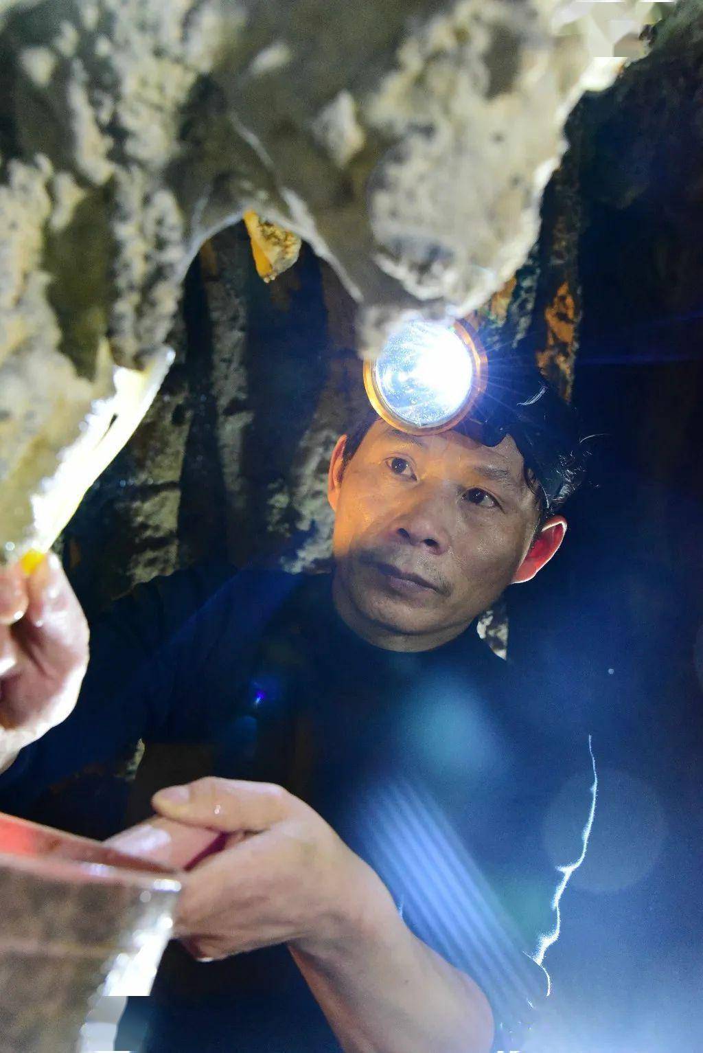 他,每天八万步,四季穿棉衣_钟乳石_游客_工作制