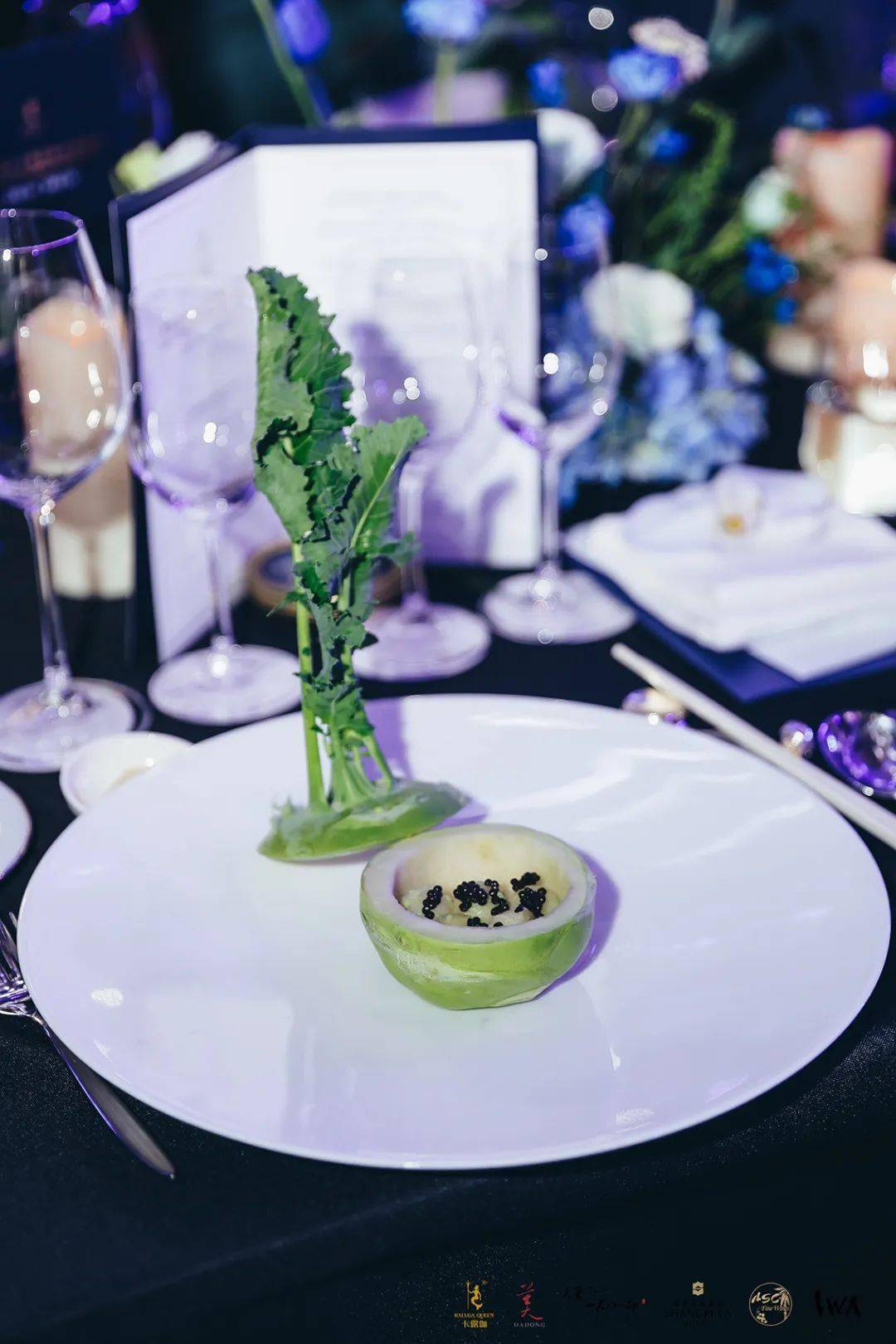 大董的"青芥苤蓝配卡露伽 9 年有机鲟鱼子酱",以一整颗苤蓝入菜,根茎