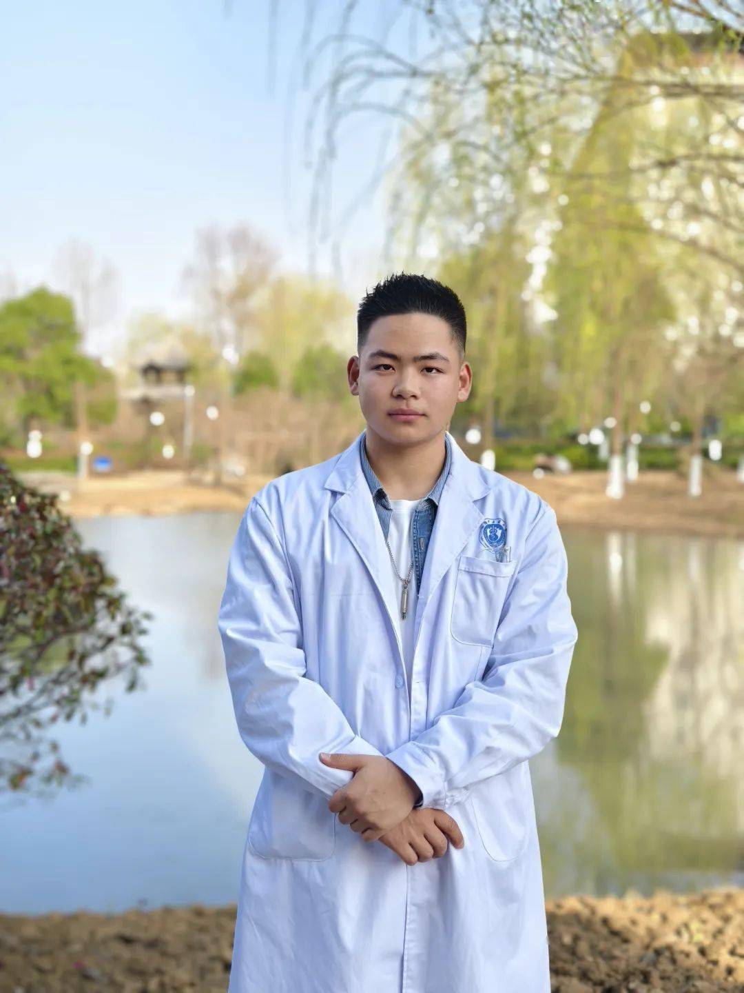 秦鸣蔚秦鸣蔚毕业于宣城二中,老师方小军介绍,上高中时,班里同学有