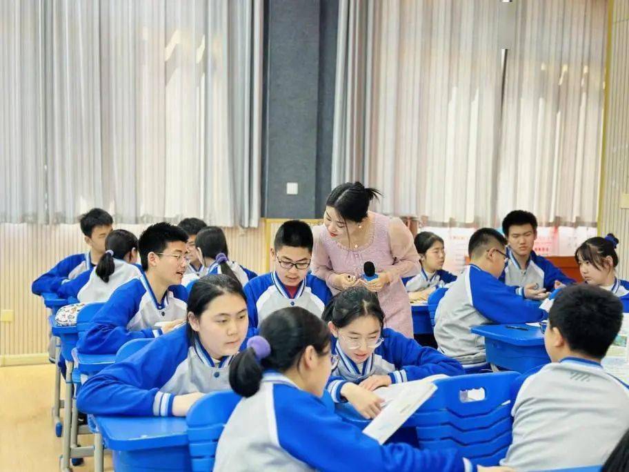 在课例研究环节,青岛市市北区国开实验学校韩延萍老师进行授课展示.