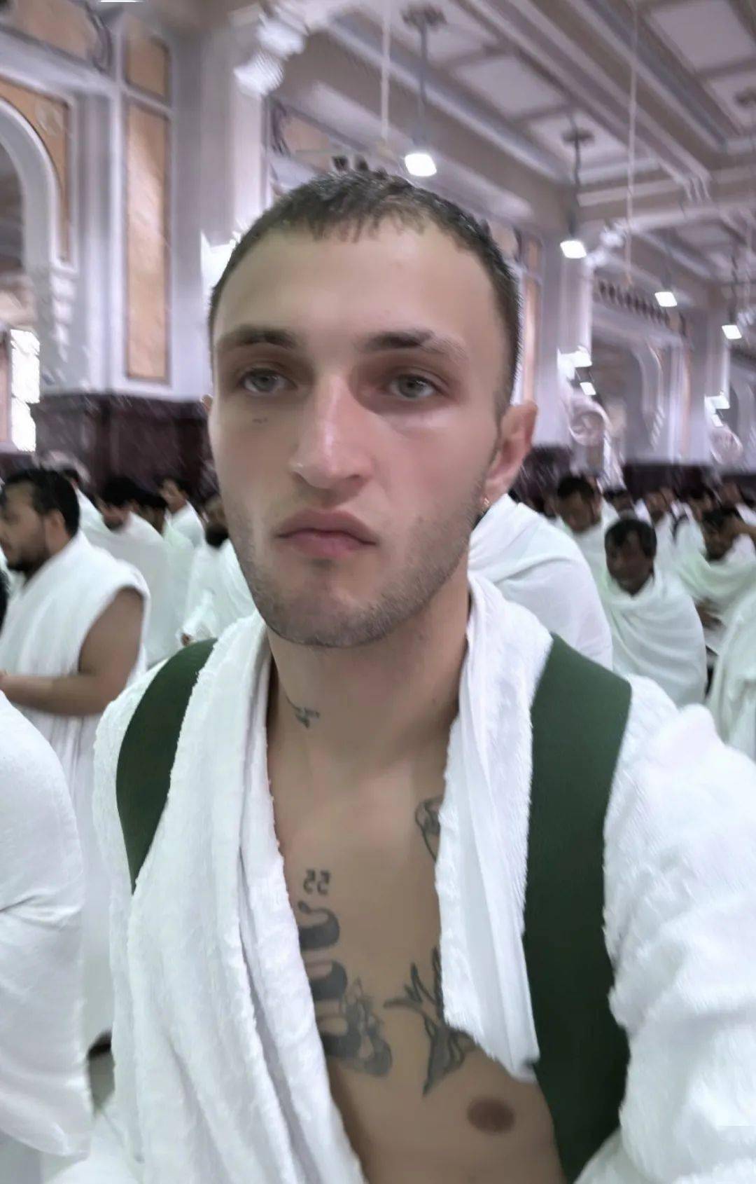 anwarhadid去麦加朝圣穿得太性感被喷