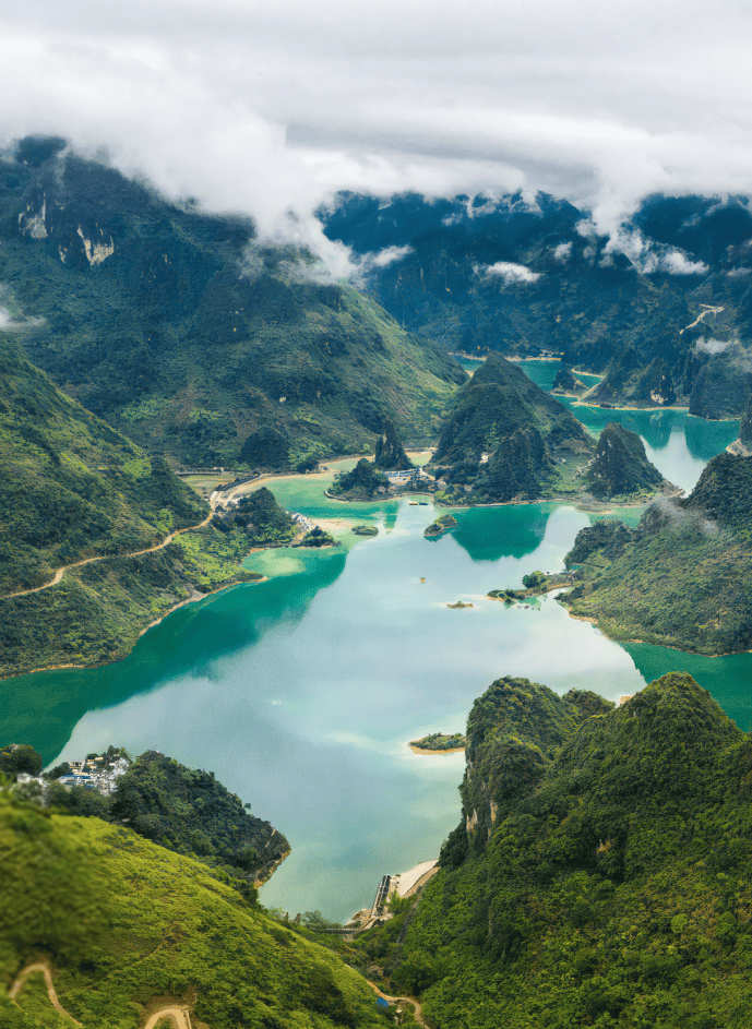 百顷湖平常似镜凌云浩坤湖▲图/图虫@皮卡路神奇的地下河,洞中瀑布