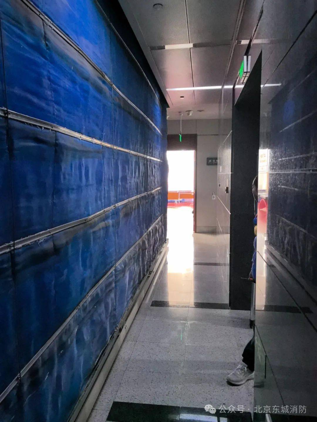 1,消防电梯设置可燃围挡2,消防电梯前室铺设可燃地毯整改情况:1,可燃