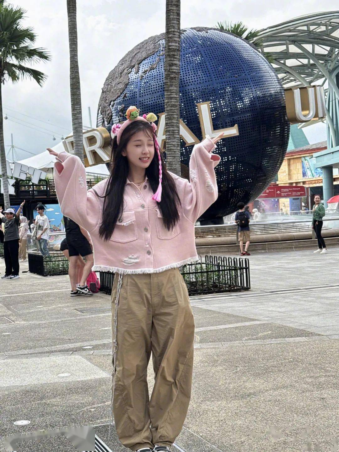 虞书欣和全家人一起出行,也在某博po出了她在环球影城的元气照,果然