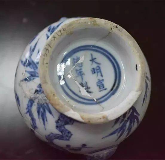 涨知识:如何鉴别明宣德瓷器款识与笔迹特征?_青花_宣德款_显得