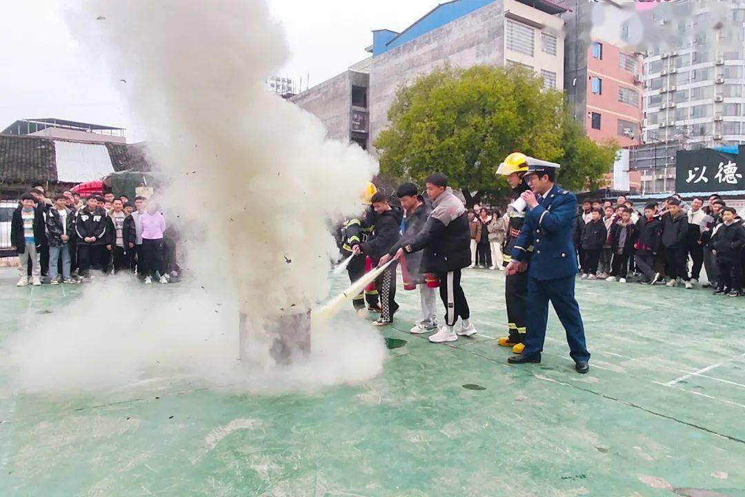 近日,宁远县消防救援大队深入德兴学校组织开展消防知识集中培训暨