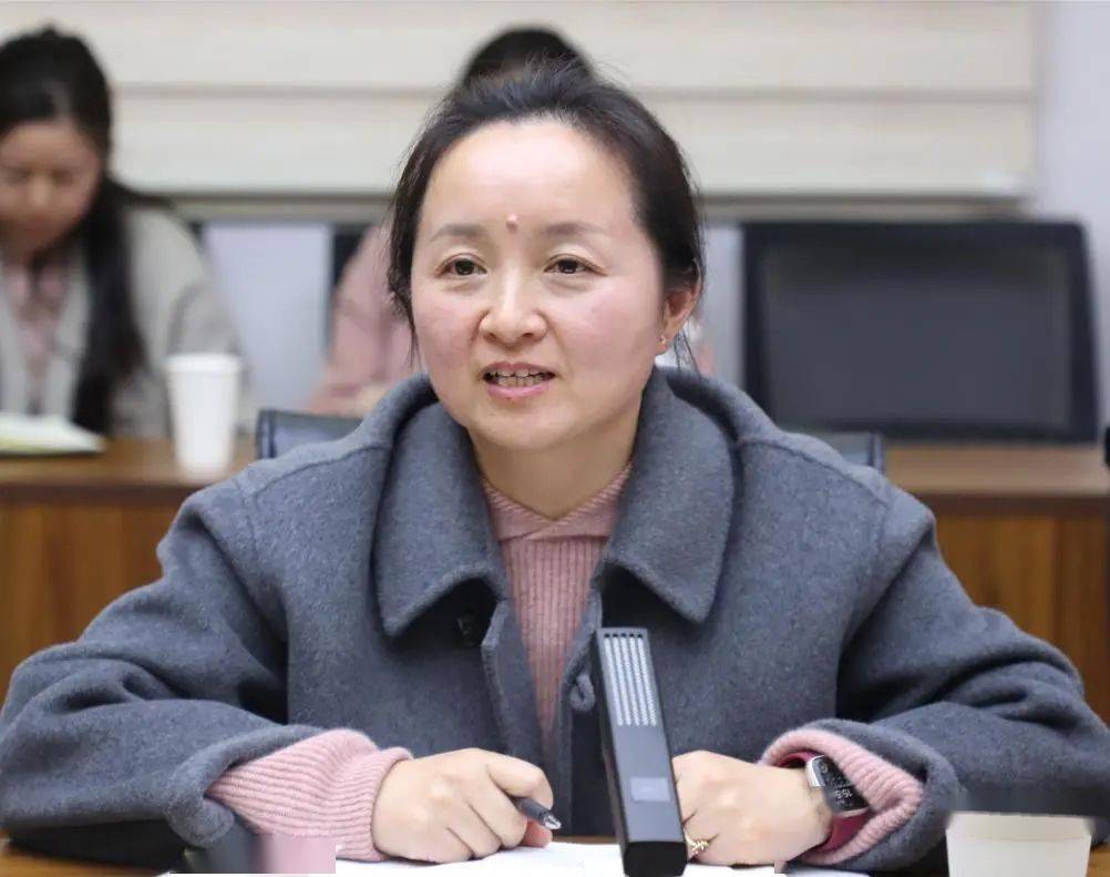 最后,育秀中学党总支书记苏丽华,校长王英代表学校向