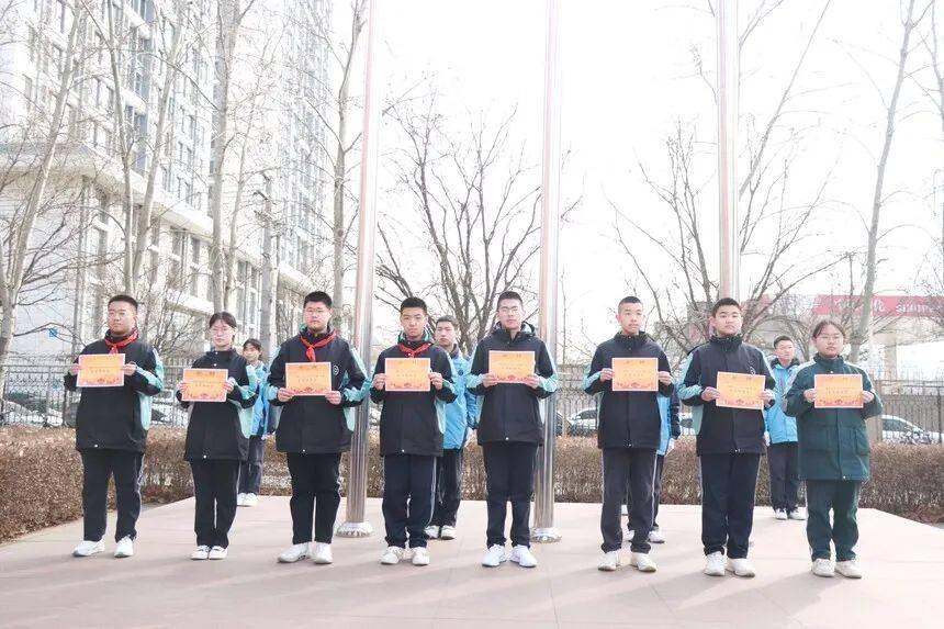 表彰优秀促奋进追光笃行勇担当保定外国语学校举行主题升旗仪式