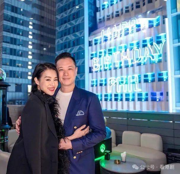 胡杏儿为老公庆生巨型led灯示爱劲浪漫